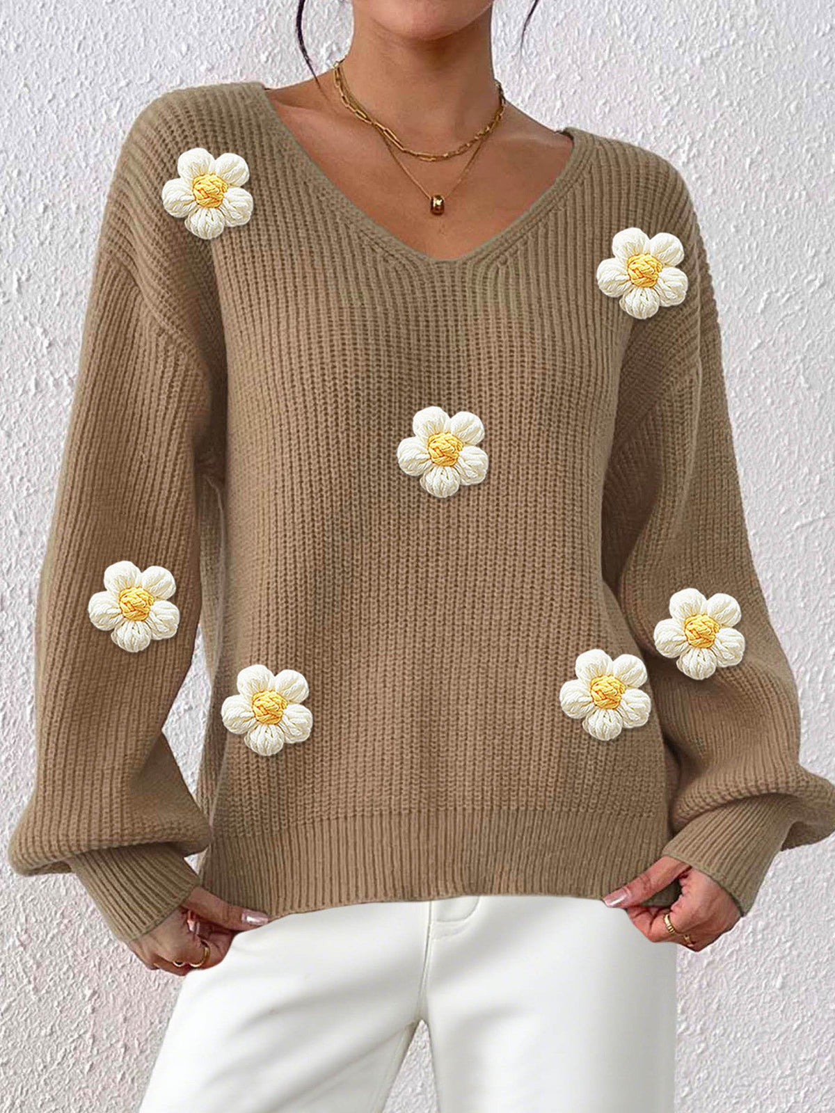 Marcela – Sweter z dekoltem w serek i kwiatowymi aplikacjami – Khaki