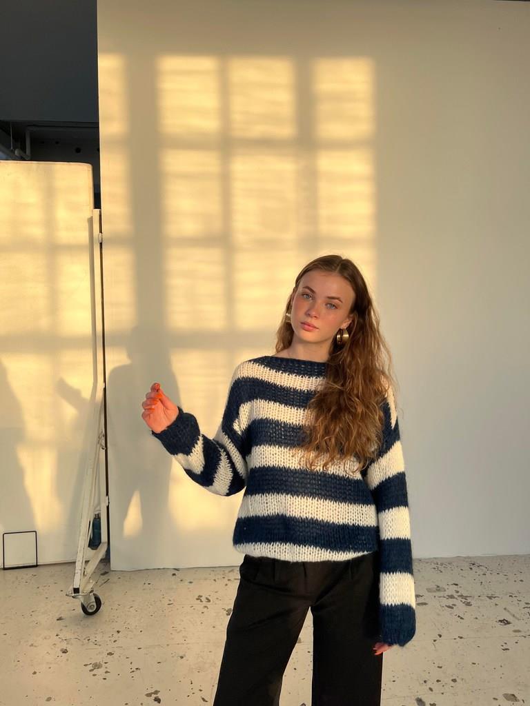 Honorata – Sweter oversize w paski z okrągłym dekoltem