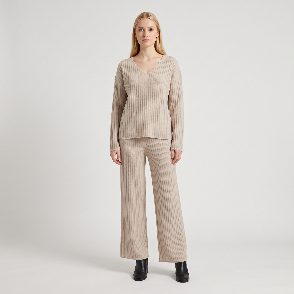 Prążkowany komplet loungewear damski – top z dekoltem V i szerokie spodnie – Beżowy