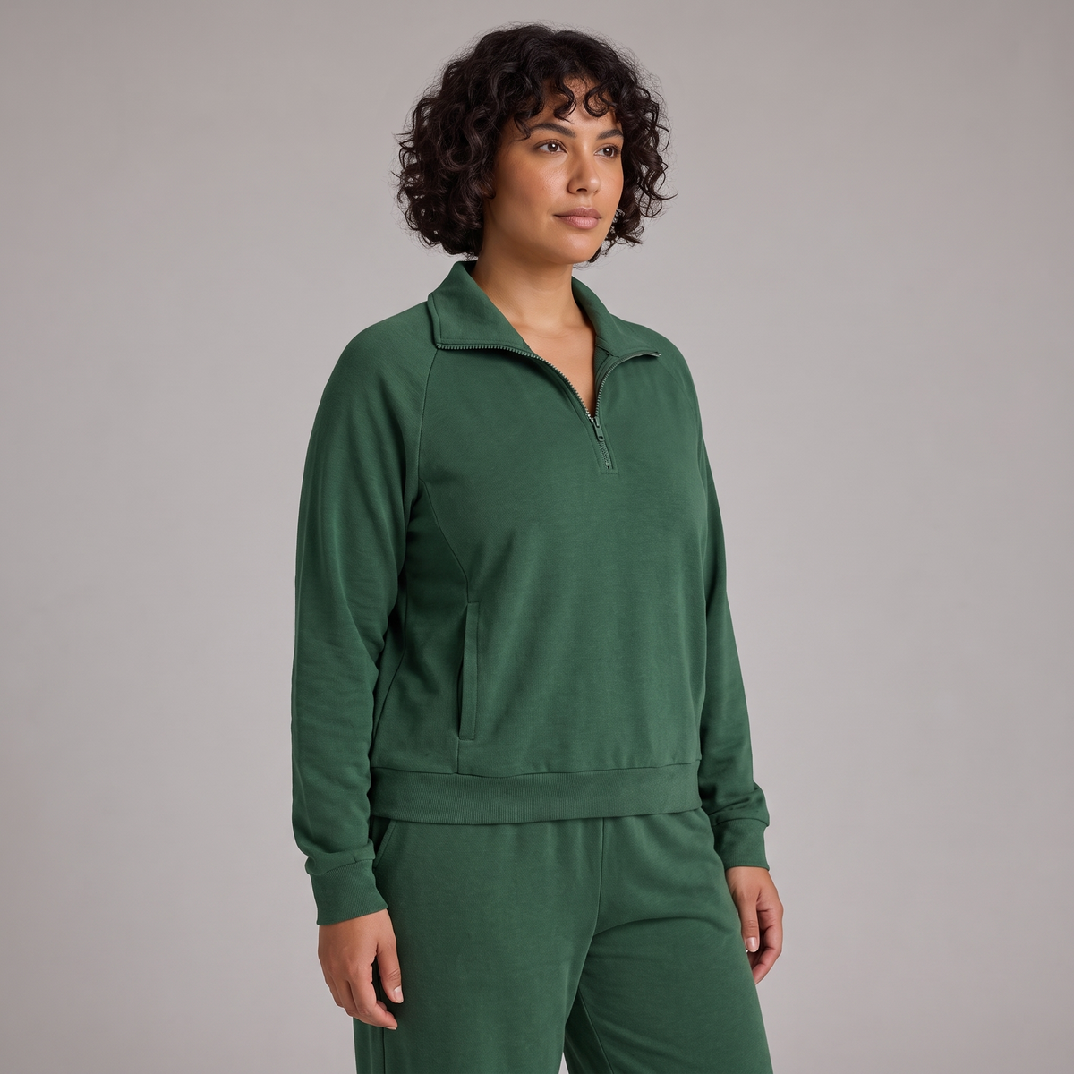 Zestaw loungewear damski – bluza z krótkim zamkiem i spodnie wide leg – Ciemnozielony (detail)