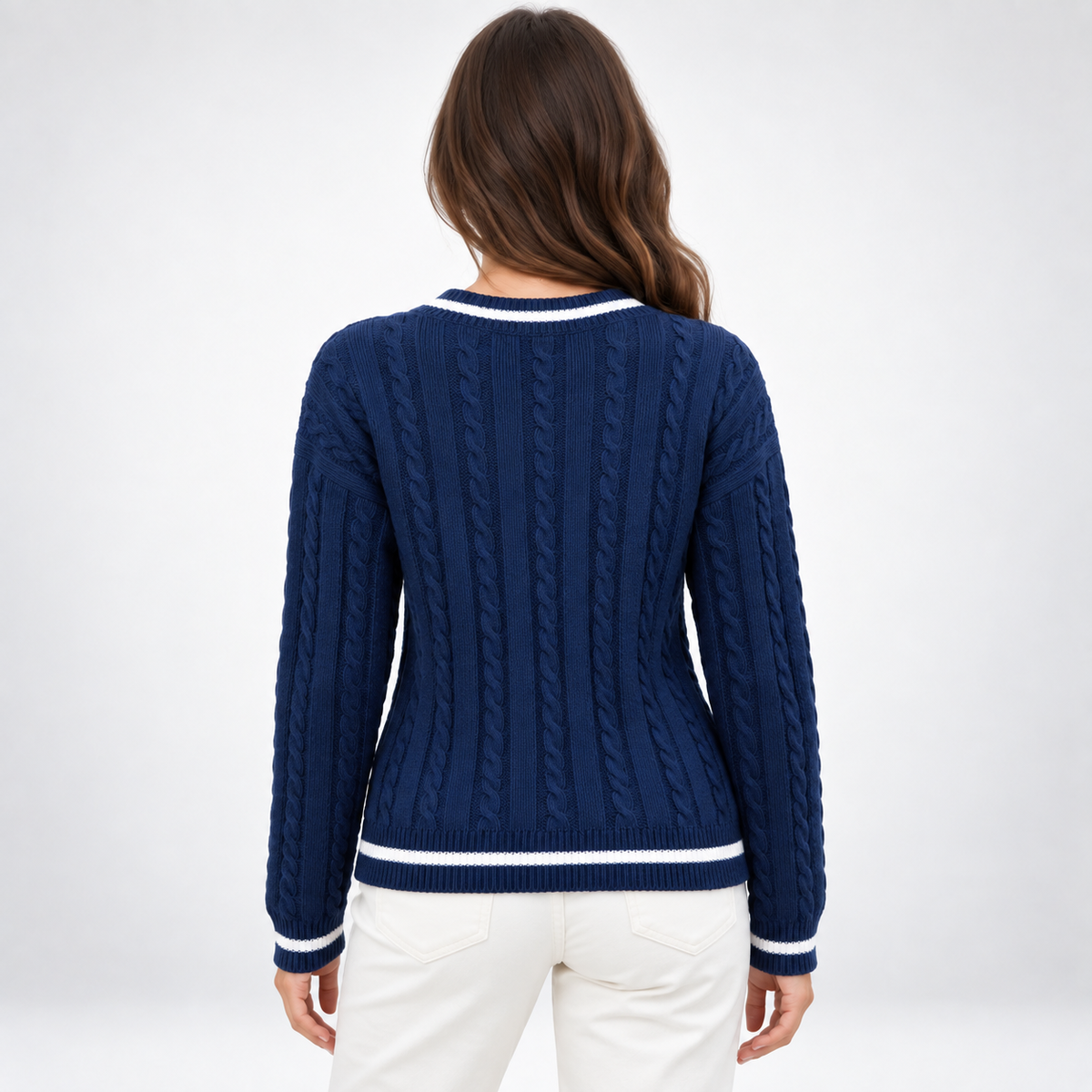Marzanna – Sweter z warkoczem i kontrastowym dekoltem V
