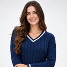 Marzanna – Sweter z warkoczem i kontrastowym dekoltem V