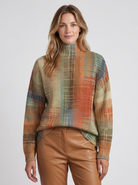 Krystiana – Sweter z golfem i malarskim wzorem w jesienne paski – Jesienne paski