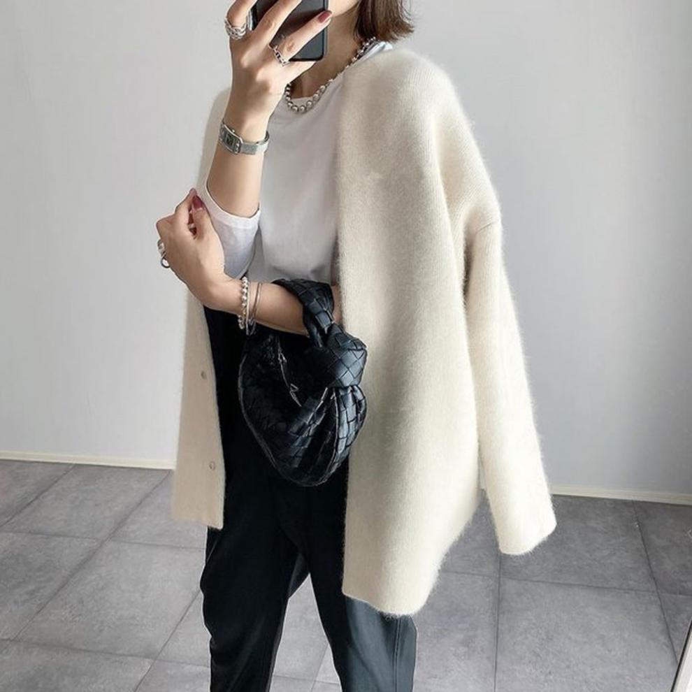 Zuzanna – Stylowy luźny kardigan na guziki z ciepłej dzianiny – Biały