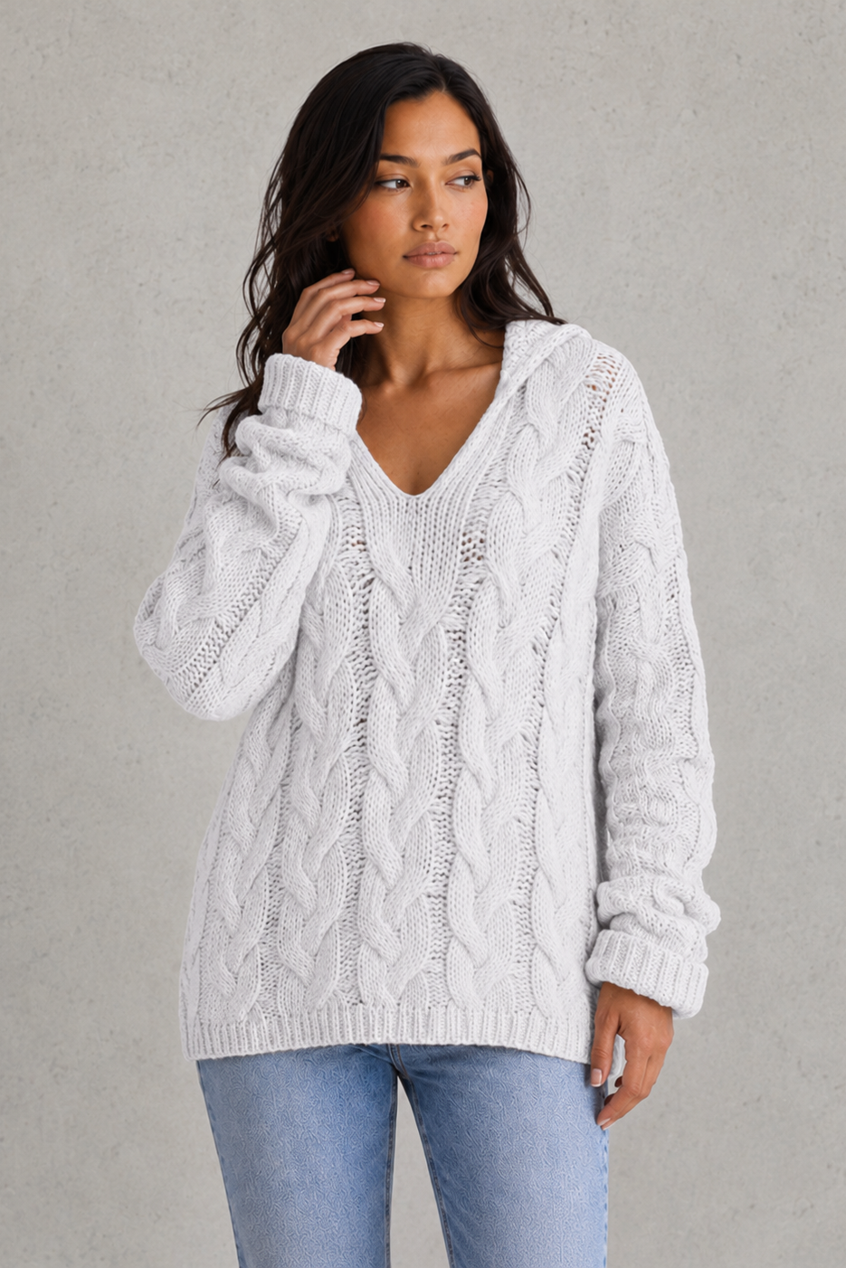Pelagia – Sweter oversize z kapturem i warkoczowym splotem – Biały