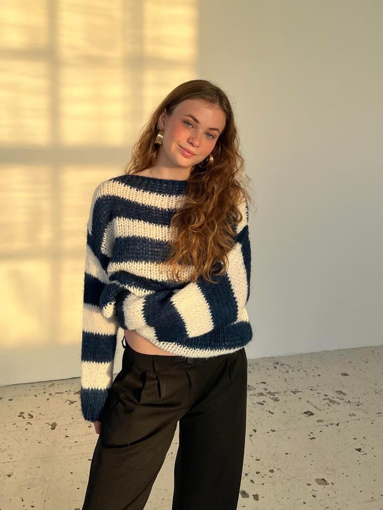 Honorata – Sweter oversize w paski z okrągłym dekoltem