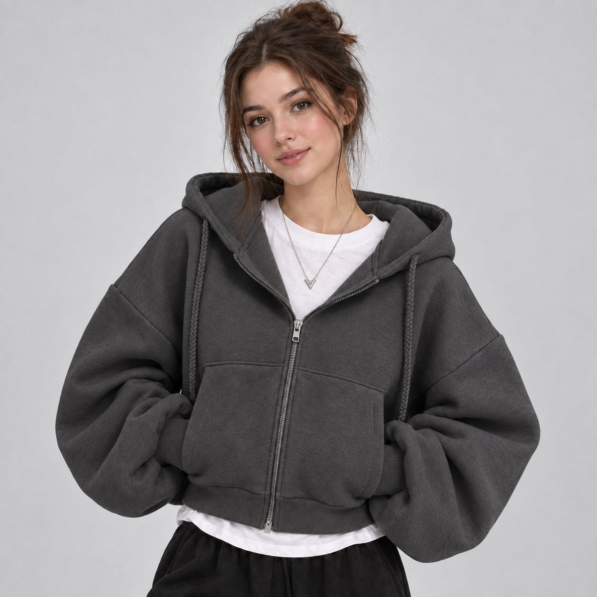 Malwina – Krótka bluza z kapturem na zamek podszyta polarem – Czarny