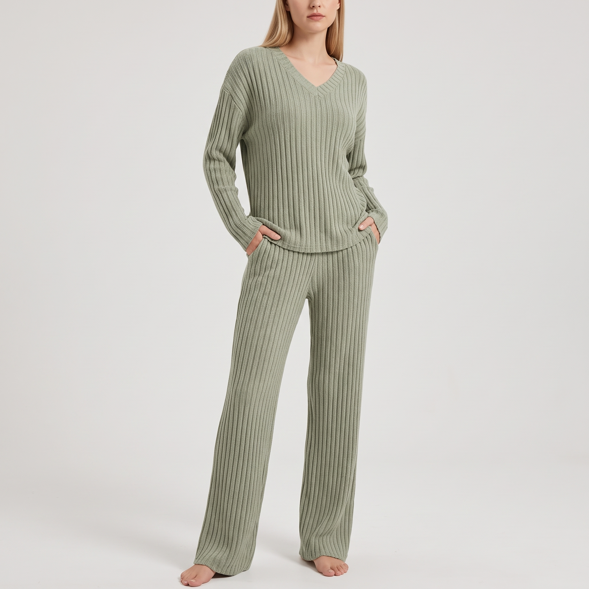 Prążkowany komplet loungewear damski – top z dekoltem V i szerokie spodnie – Oliwkowy (detail)