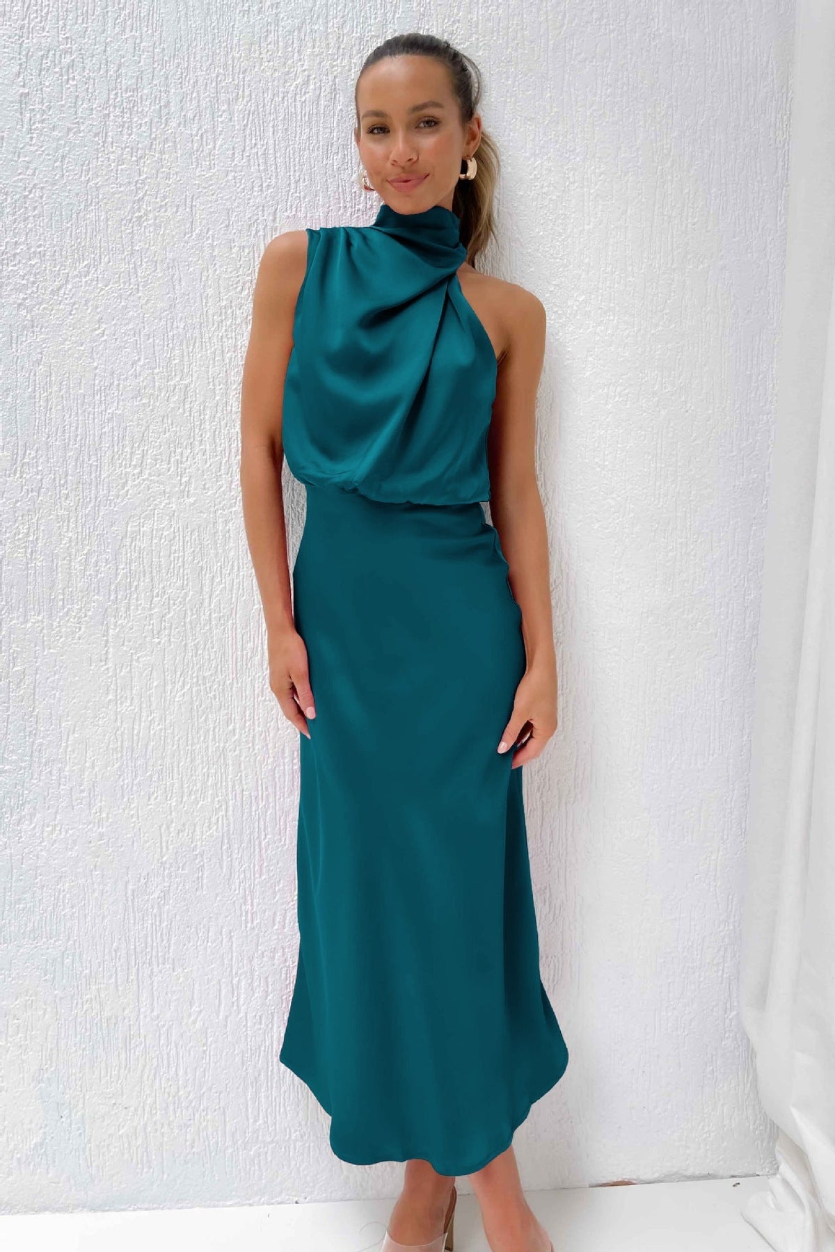 Sukienka maxi damska – satynowa sukienka z dekoltem typu halter, lejąca się | elegancka długa suknia wieczorowa – Morski niebieski