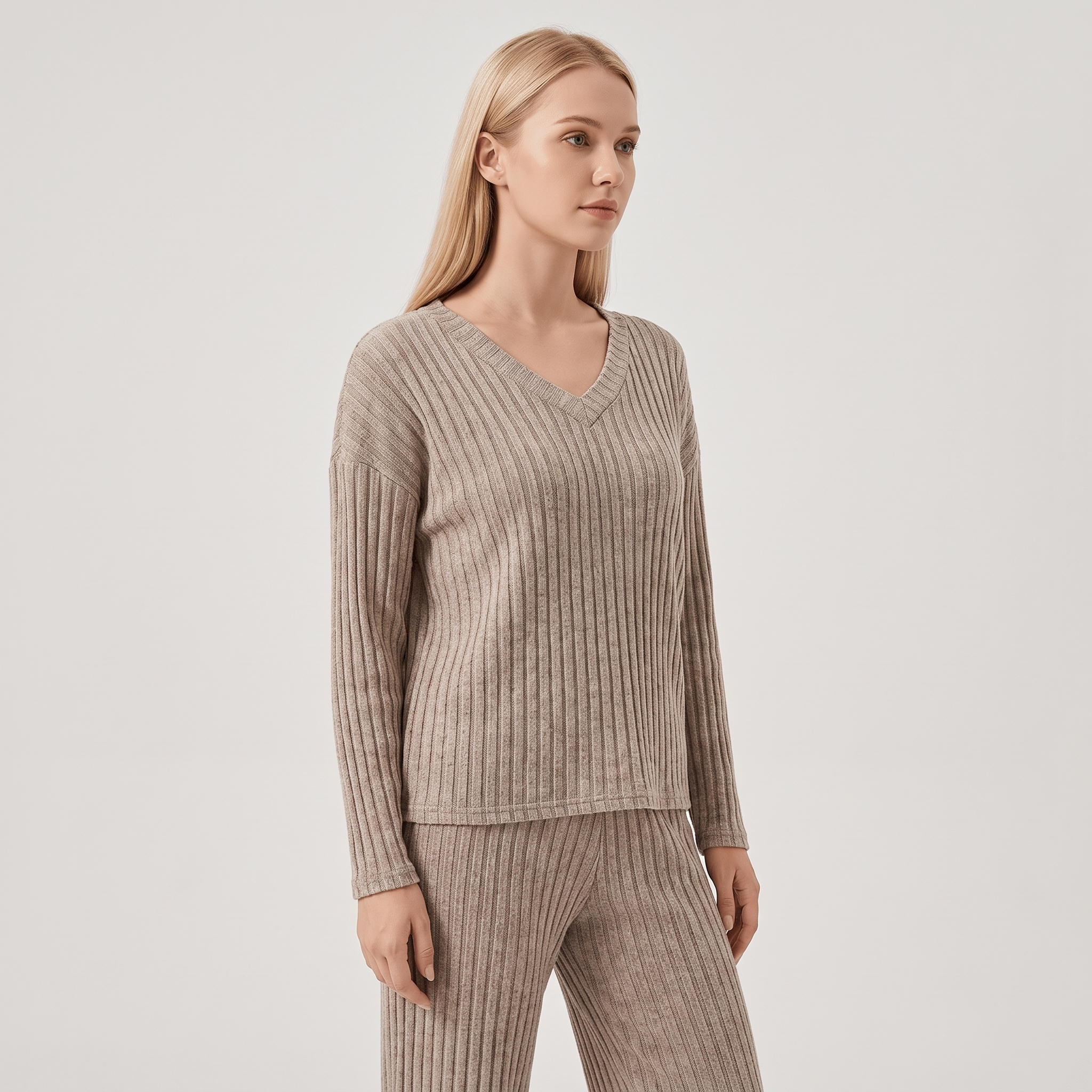 Prążkowany komplet loungewear damski – top z dekoltem V i szerokie spodnie – Szary (detail)