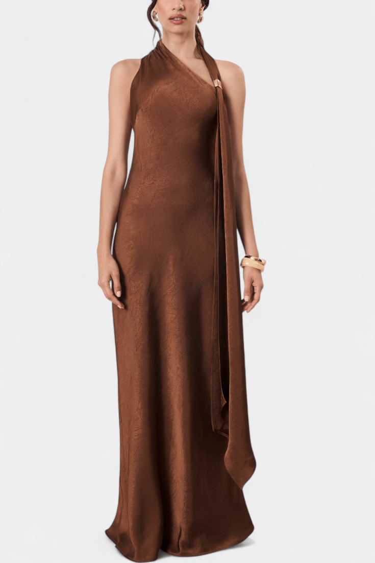 Sukienka maxi damska – satynowa sukienka na halter z asymetrycznym detalem | długa, elegancka, taliowana – Brązowy