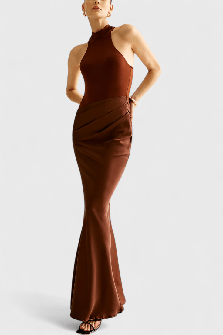 Sukienka maxi damska – długa sukienka halter z rozcięciem | elegancki taliowany krój – Brązowy