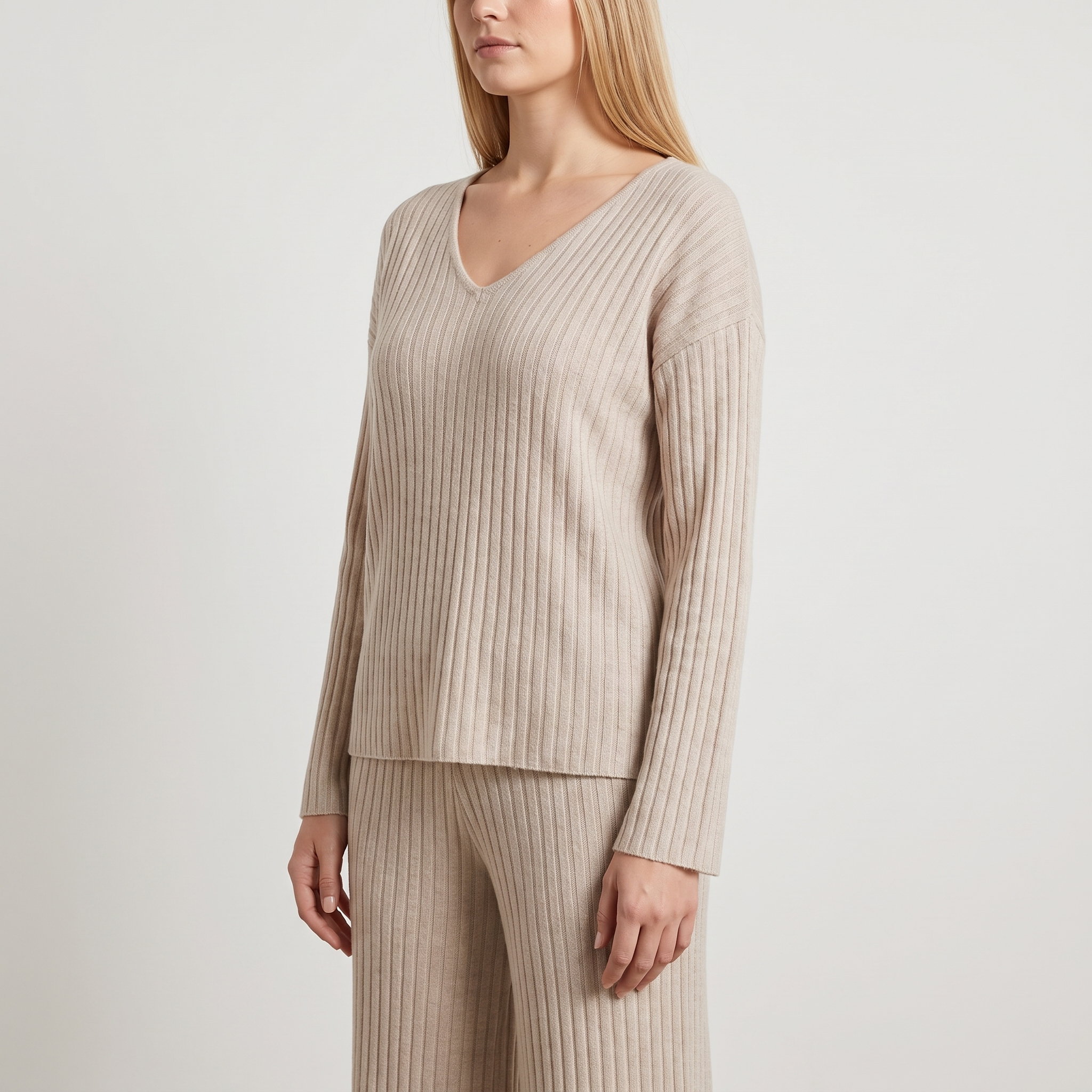Prążkowany komplet loungewear damski – top z dekoltem V i szerokie spodnie – Beżowy (detail)