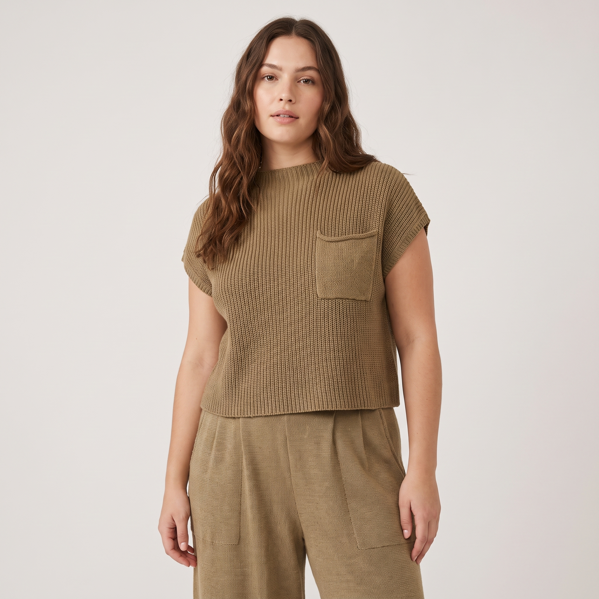 Tatiana – Dzianinowy Top z Krótkim Rękawem i Kieszonką – Khaki (detail)