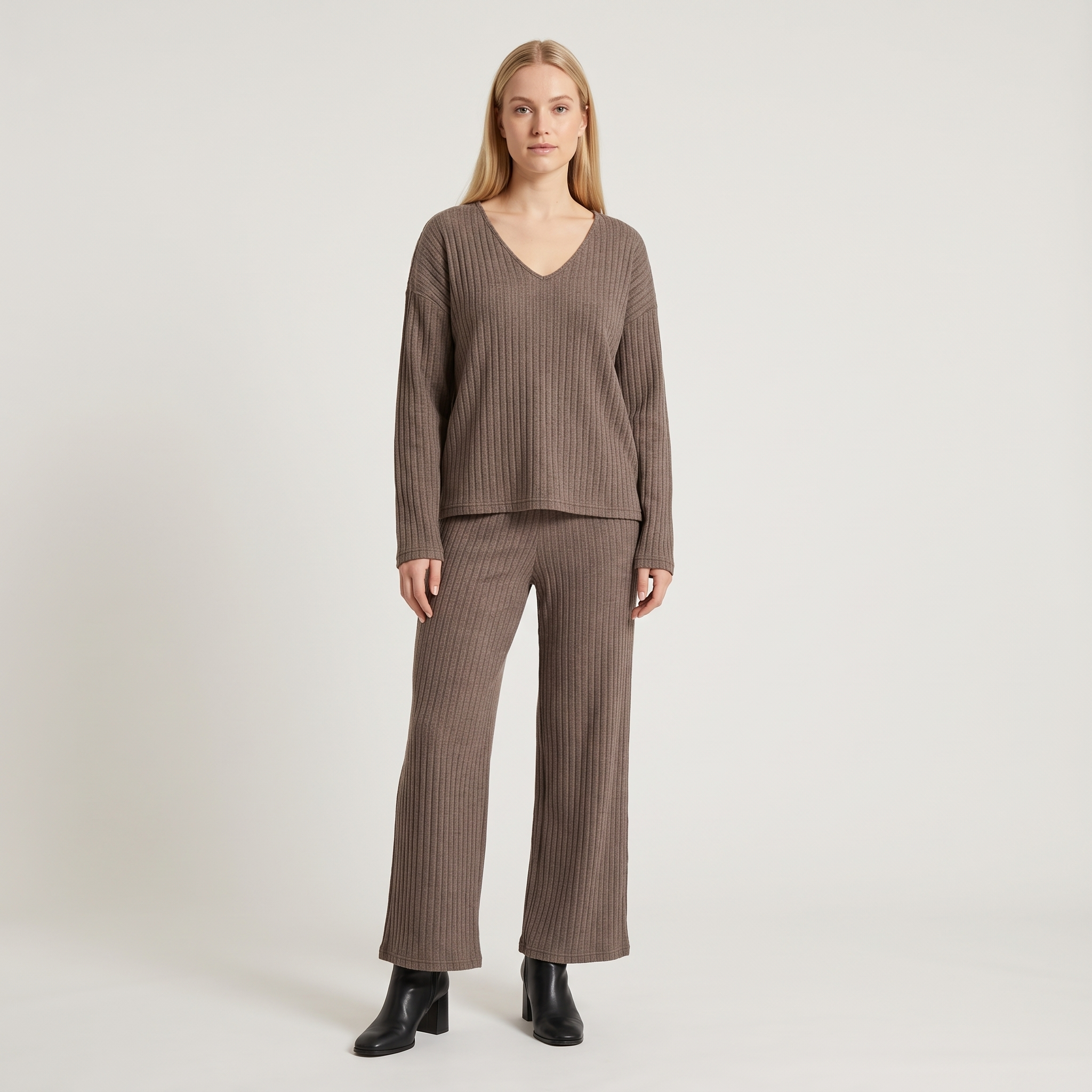 Prążkowany komplet loungewear damski – top z dekoltem V i szerokie spodnie – Jasnobrązowy