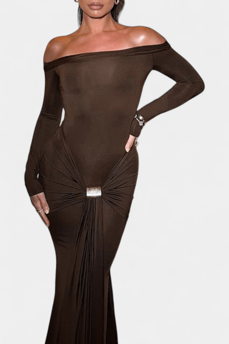 Sukienka maxi damska – długa sukienka off-shoulder z długim rękawem | elegancki taliowany krój – Brązowy
