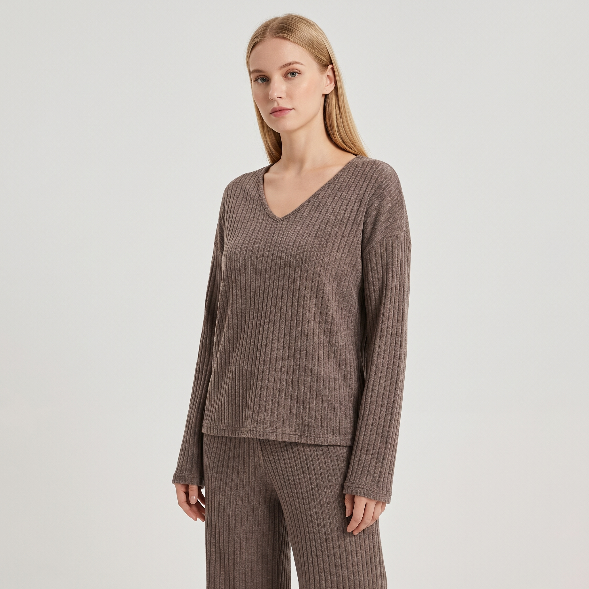 Prążkowany komplet loungewear damski – top z dekoltem V i szerokie spodnie – Jasnobrązowy (detail)