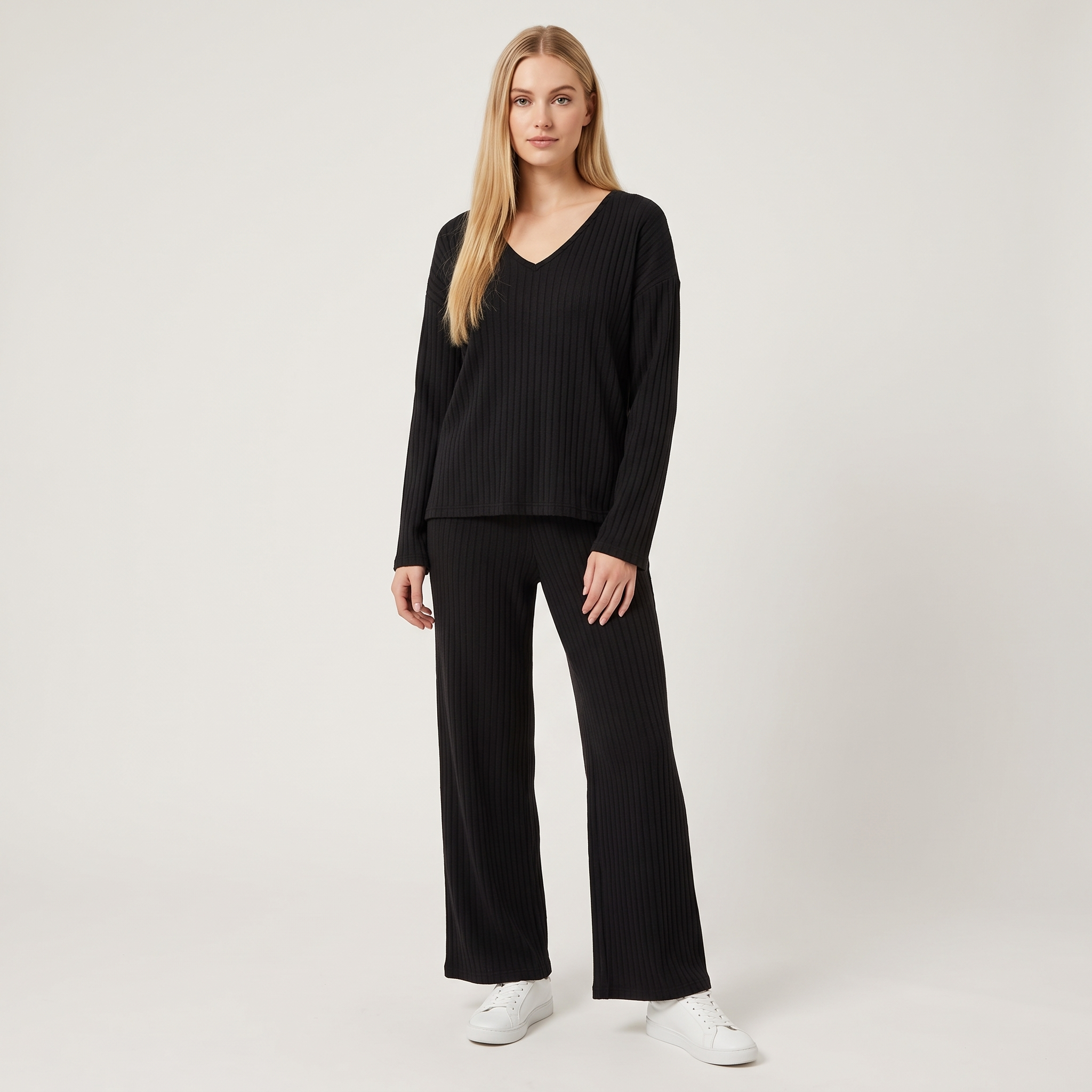 Prążkowany komplet loungewear damski – top z dekoltem V i szerokie spodnie – Czarny