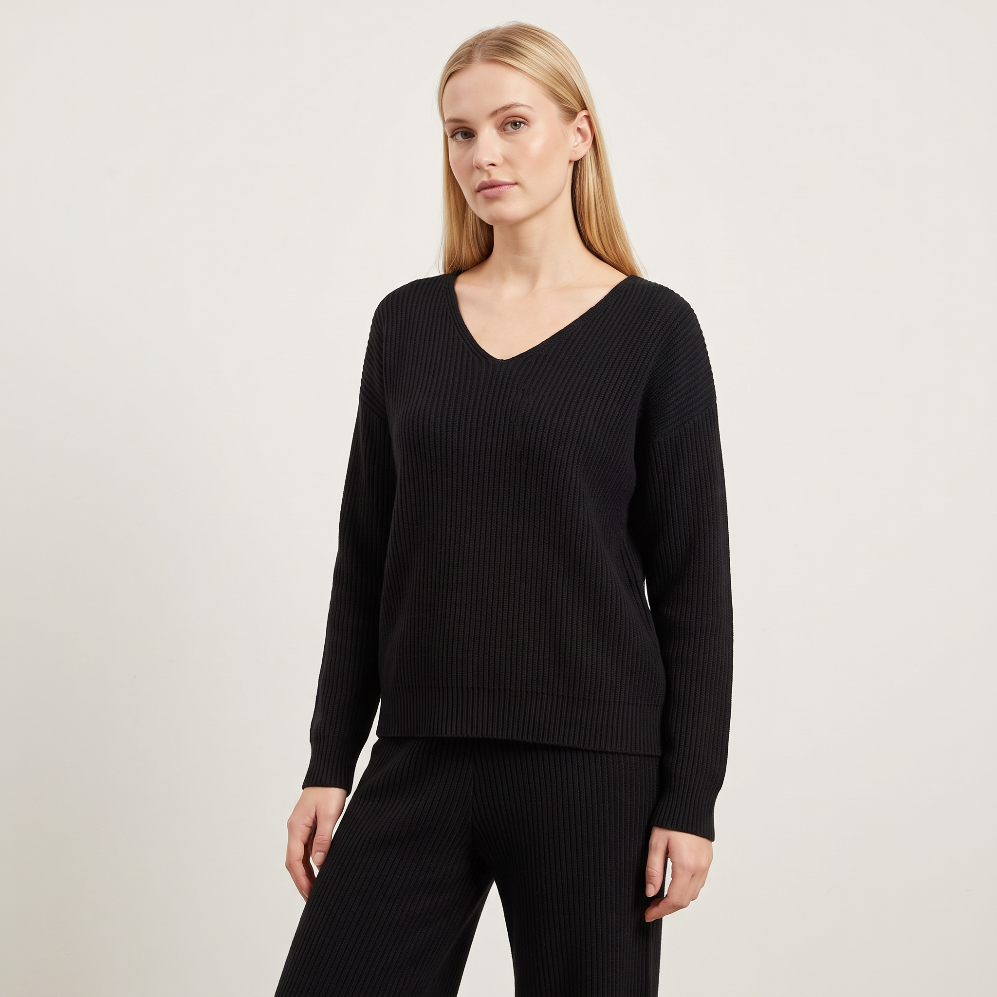 Prążkowany komplet loungewear damski – top z dekoltem V i szerokie spodnie – Czarny (detail)