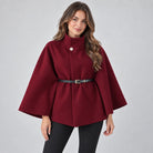 Patrycja – Elegancka peleryna z paskiem w talii – Burgundowy