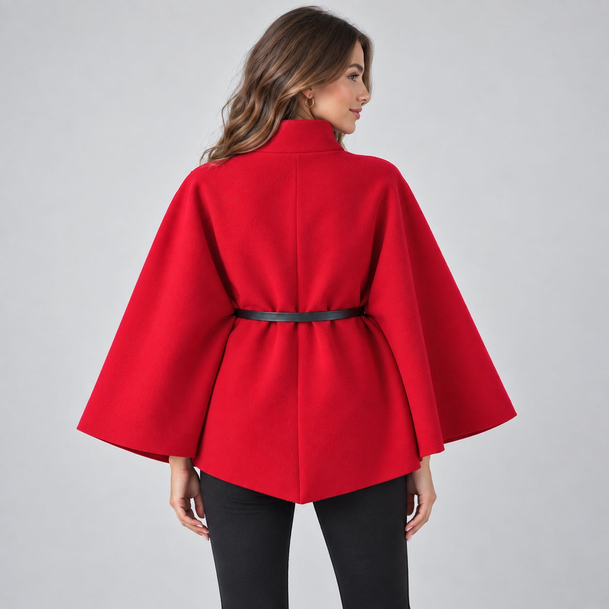 Patrycja – Elegancka peleryna z paskiem w talii