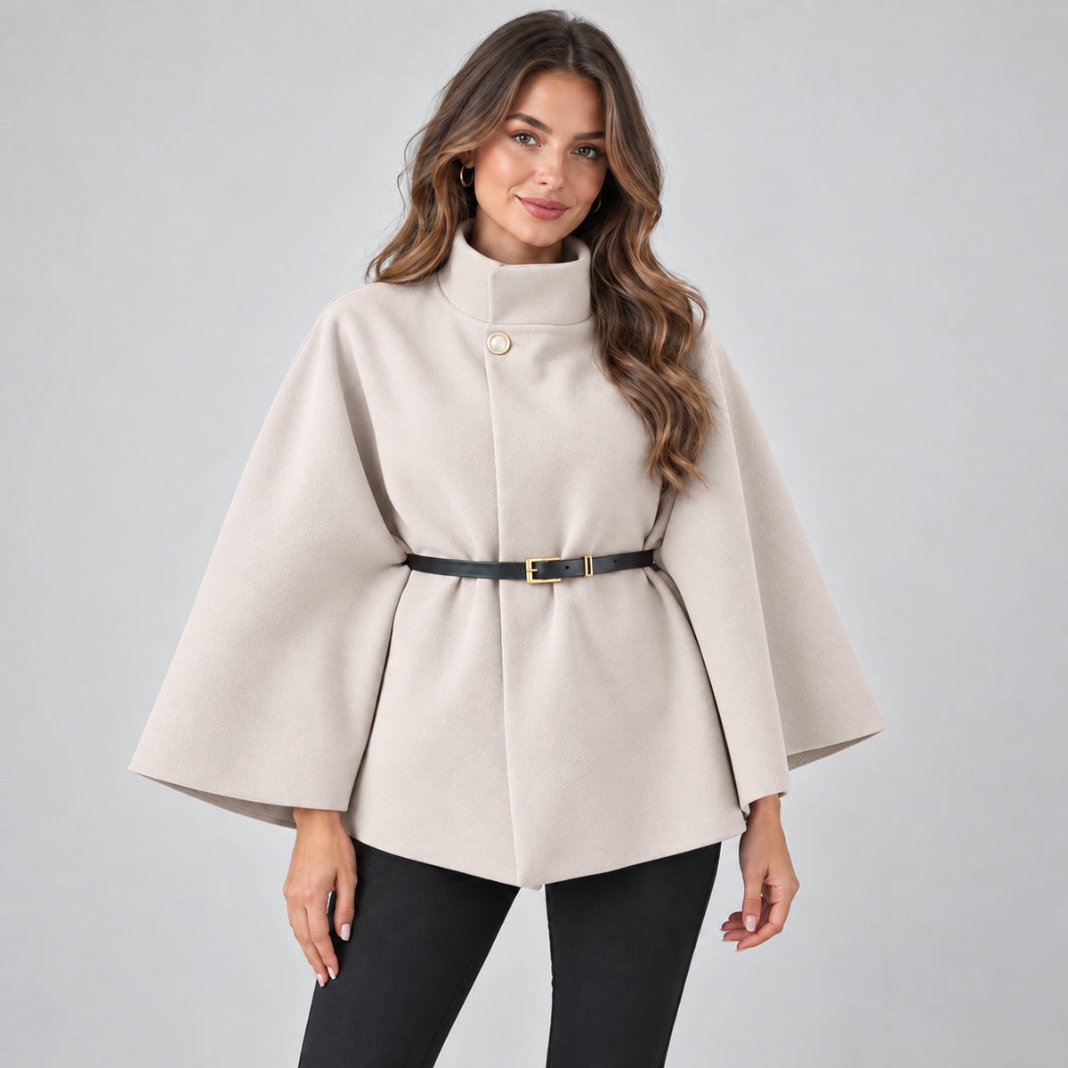 Patrycja – Elegancka peleryna z paskiem w talii – Morelowy