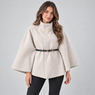 Patrycja – Elegancka peleryna z paskiem w talii – Morelowy